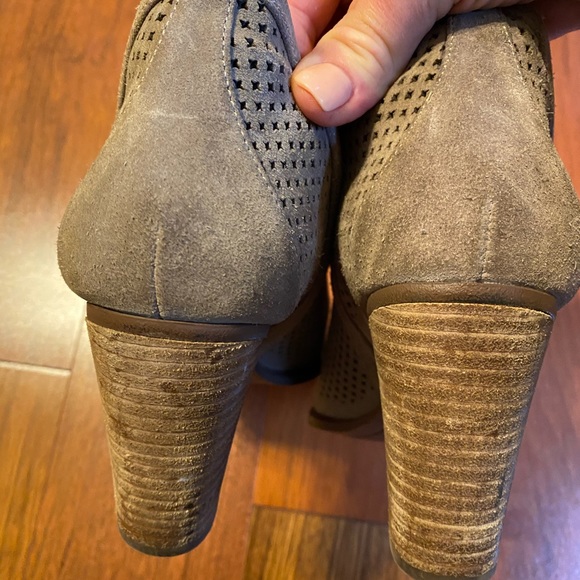 Vince Camuto Sz 8 M Fyarino Taupe booties - Picture 11 of 12